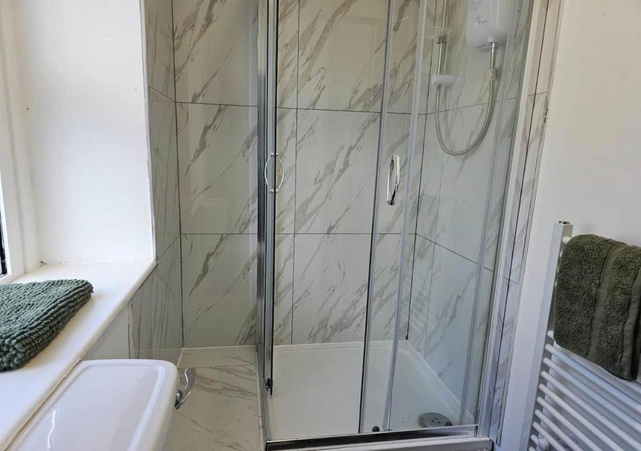 Modern & Stylish 1 Bedroom Flat In Bridgend Town *