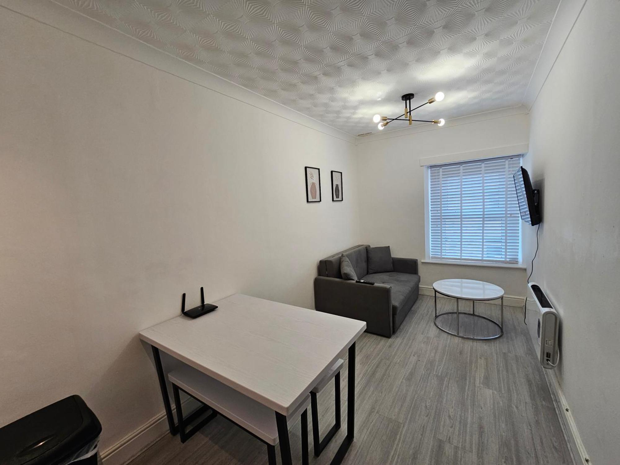 Modern & Stylish 1 Bedroom Flat In Bridgend Town