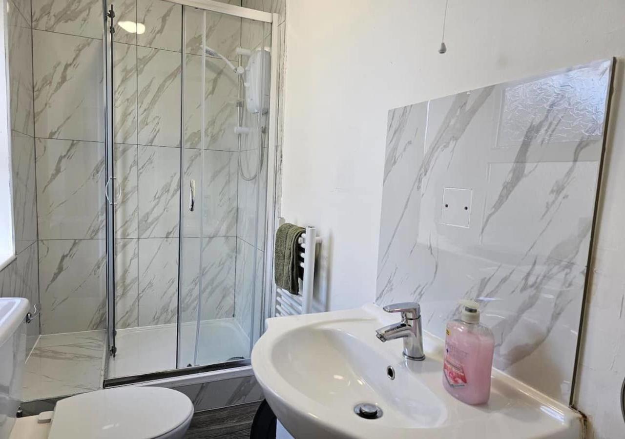 Modern & Stylish 1 Bedroom Flat In Bridgend Town Apartment