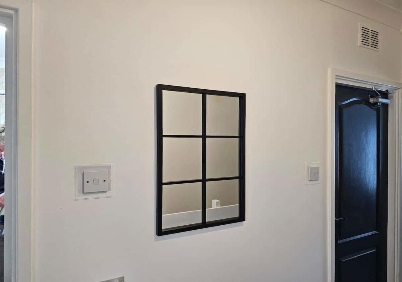 Modern & Stylish 1 Bedroom Flat In Bridgend Town Apartment *